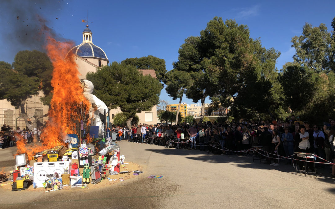 «El Ave María» quema su Falla